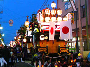 新町通りを行列する山車