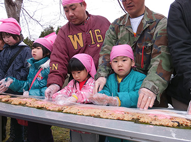 海峡サーモン炊込ご飯を使ったのり巻き100人巻き